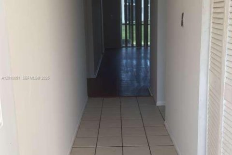 Condo in Tamarac, Florida, 2 bedrooms  № 2076628 - photo 9