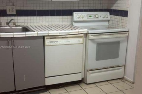 Condo in Tamarac, Florida, 2 bedrooms  № 2076628 - photo 4