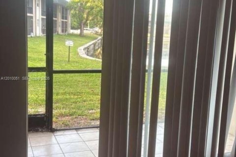 Condo in Tamarac, Florida, 2 bedrooms  № 2076628 - photo 2