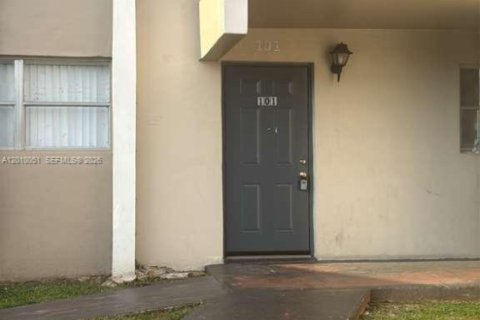 Condo in Tamarac, Florida, 2 bedrooms  № 2076628 - photo 6