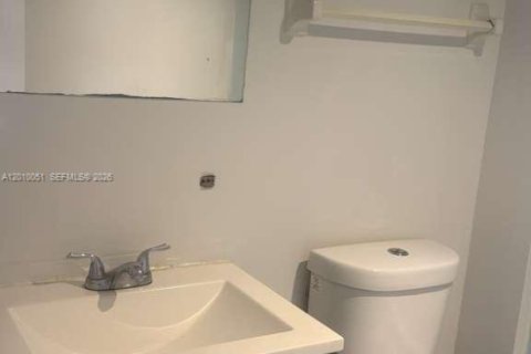 Condo in Tamarac, Florida, 2 bedrooms  № 2076628 - photo 16
