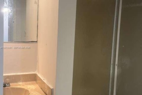 Condo in Tamarac, Florida, 2 bedrooms  № 2076628 - photo 11
