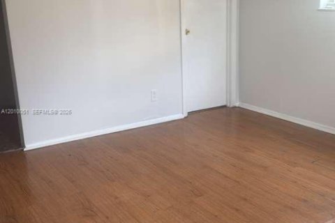 Condo in Tamarac, Florida, 2 bedrooms  № 2076628 - photo 13