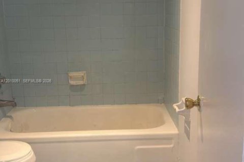 Condo in Tamarac, Florida, 2 bedrooms  № 2076628 - photo 17