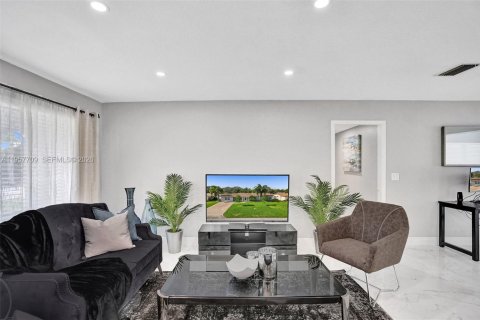 House in Deerfield Beach, Florida 4 bedrooms, 144.93 sq.m. № 2011530 - photo 10