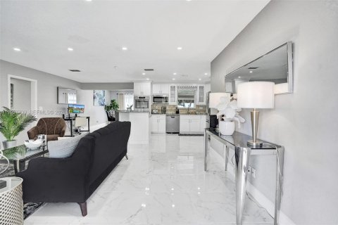 House in Deerfield Beach, Florida 4 bedrooms, 144.93 sq.m. № 2011530 - photo 8
