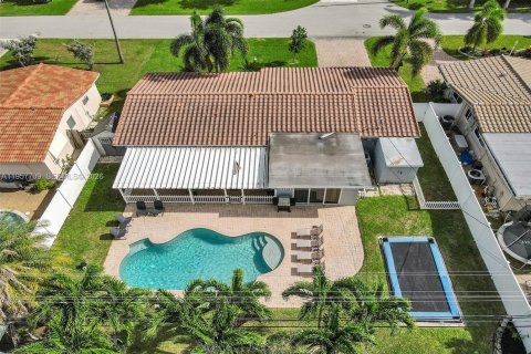 House in Deerfield Beach, Florida 4 bedrooms, 144.93 sq.m. № 2011530 - photo 3