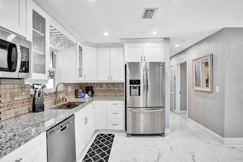 House in Deerfield Beach, Florida 4 bedrooms, 144.93 sq.m. № 2011530 - photo 22