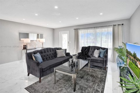 House in Deerfield Beach, Florida 4 bedrooms, 144.93 sq.m. № 2011530 - photo 12