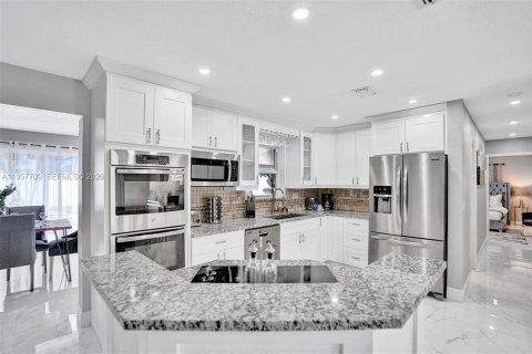 House in Deerfield Beach, Florida 4 bedrooms, 144.93 sq.m. № 2011530 - photo 17