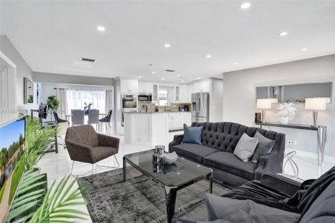 House in Deerfield Beach, Florida 4 bedrooms, 144.93 sq.m. № 2011530 - photo 13