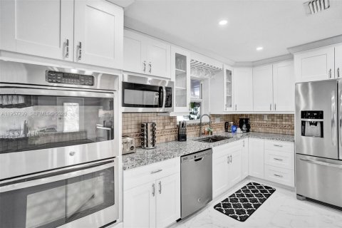 House in Deerfield Beach, Florida 4 bedrooms, 144.93 sq.m. № 2011530 - photo 18