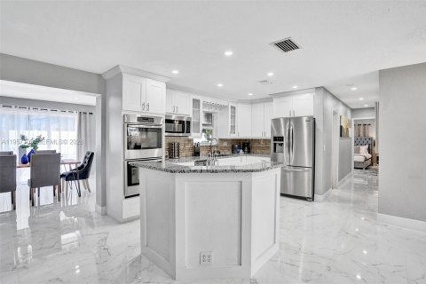 House in Deerfield Beach, Florida 4 bedrooms, 144.93 sq.m. № 2011530 - photo 16