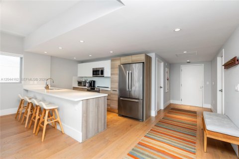 Condo in Bay Harbor Islands, Florida, 3 bedrooms № 2178320 - photo 22