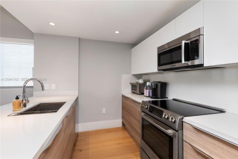 Condo in Bay Harbor Islands, Florida, 3 bedrooms № 2178320 - photo 24