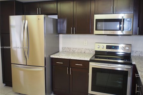 Condo in Weston, Florida, 2 bedrooms  № 1994316 - photo 2