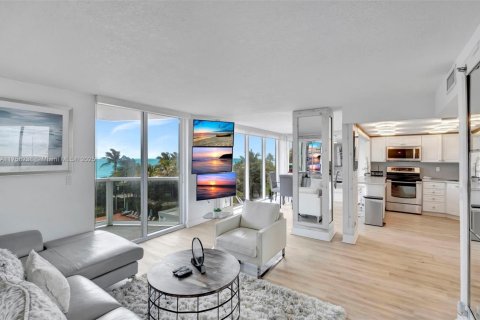 Condo in Miami Beach, Florida, 2 bedrooms  № 1706931 - photo 2