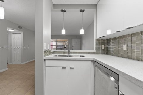 Condo in Coral Springs, Florida, 2 bedrooms  № 1948669 - photo 9