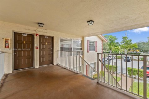 Condo in Coral Springs, Florida, 2 bedrooms  № 1948669 - photo 3