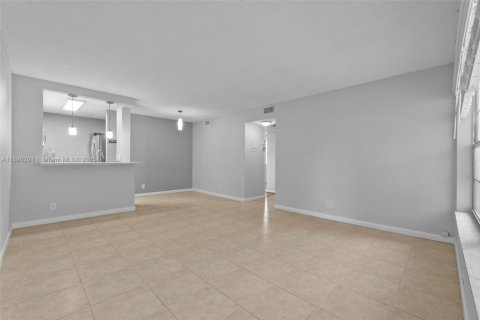 Condo in Coral Springs, Florida, 2 bedrooms  № 1948669 - photo 4