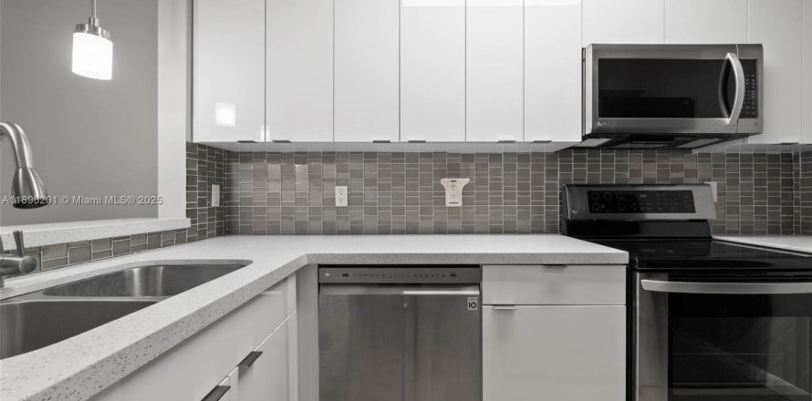 Condo in Coral Springs, Florida, 2 bedrooms  № 1948669