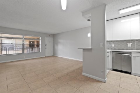 Condo in Coral Springs, Florida, 2 bedrooms  № 1948669 - photo 7