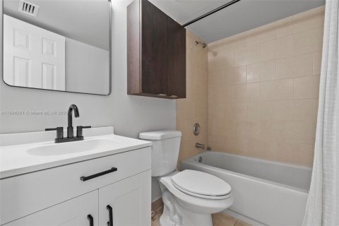 Condo in Coral Springs, Florida, 2 bedrooms  № 1948669 - photo 19