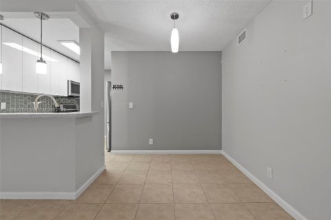 Condo in Coral Springs, Florida, 2 bedrooms  № 1948669 - photo 11