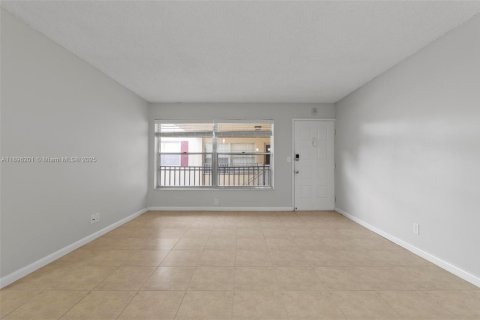 Condo in Coral Springs, Florida, 2 bedrooms  № 1948669 - photo 5