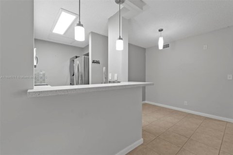 Condo in Coral Springs, Florida, 2 bedrooms  № 1948669 - photo 10