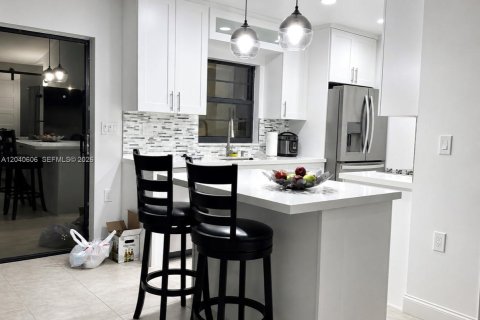 House in Miami, Florida 3 bedrooms, 98.57 sq.m. № 2087290