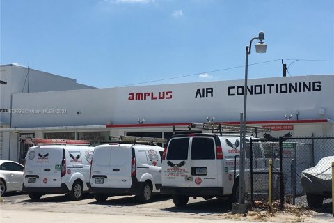 Propiedad comercial en venta en Hollywood, Florida № 1940935 - foto 1