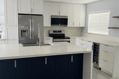 Villa ou maison à louer à Miami, Floride: 3 chambres, 169.45 m2 № 2080430 - photo 2