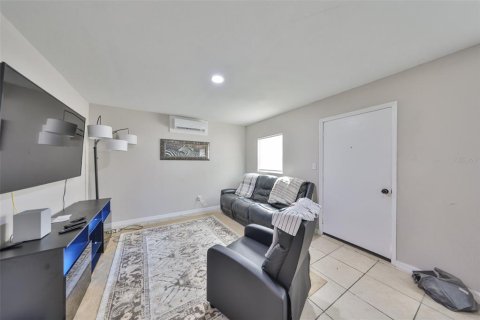Купить коммерческую недвижимость в Ривервью, Флорида 119.57м2, № 2123883 - фото 3
