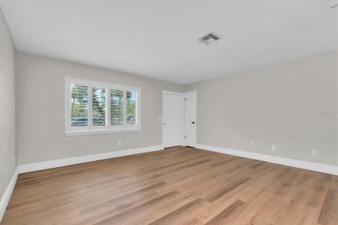 House in Saint Petersburg, Florida 3 bedrooms, 120.96 sq.m. № 1632327 - photo 8
