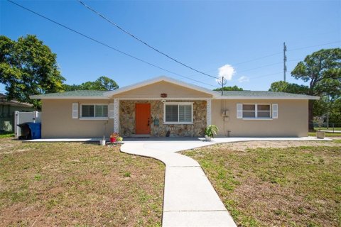 House in Saint Petersburg, Florida 3 bedrooms, 120.96 sq.m. № 1632327 - photo 1