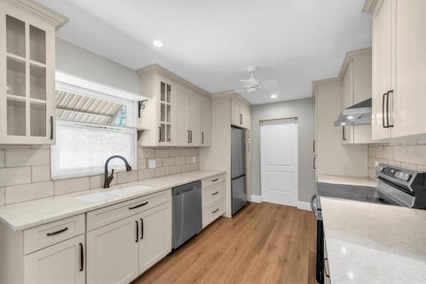 House in Saint Petersburg, Florida 3 bedrooms, 120.96 sq.m. № 1632327 - photo 4
