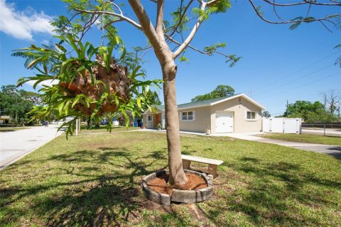 House in Saint Petersburg, Florida 3 bedrooms, 120.96 sq.m. № 1632327 - photo 20