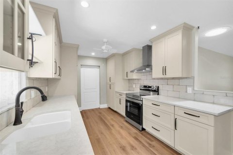 House in Saint Petersburg, Florida 3 bedrooms, 120.96 sq.m. № 1632327 - photo 3