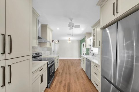 House in Saint Petersburg, Florida 3 bedrooms, 120.96 sq.m. № 1632327 - photo 5