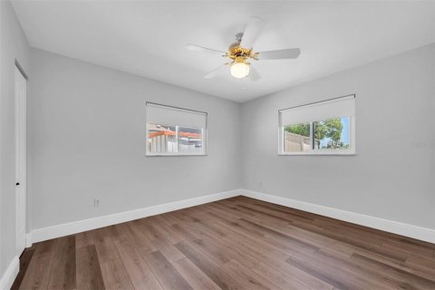 House in Saint Petersburg, Florida 3 bedrooms, 120.96 sq.m. № 1632327 - photo 16