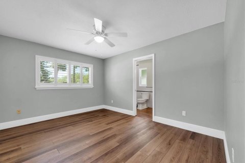 House in Saint Petersburg, Florida 3 bedrooms, 120.96 sq.m. № 1632327 - photo 9
