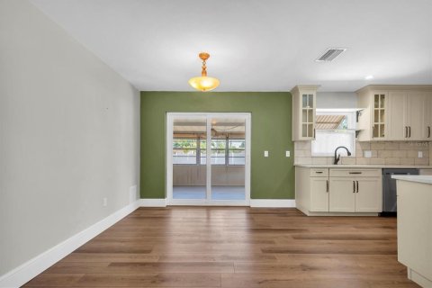 House in Saint Petersburg, Florida 3 bedrooms, 120.96 sq.m. № 1632327 - photo 6
