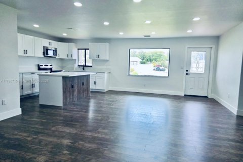 Casa en venta en Miami Gardens, Florida, 4 dormitorios, 181.9 m2 № 1728695 - foto 6