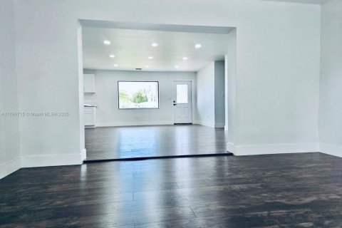 Casa en venta en Miami Gardens, Florida, 4 dormitorios, 181.9 m2 № 1728695 - foto 18
