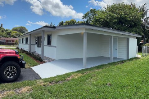 Casa en venta en Miami Gardens, Florida, 4 dormitorios, 181.9 m2 № 1728695 - foto 2