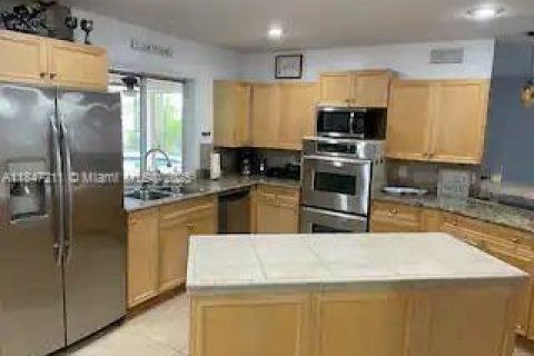 Casa en venta en Cape Coral, Florida, 3 dormitorios № 2022339 - foto 2