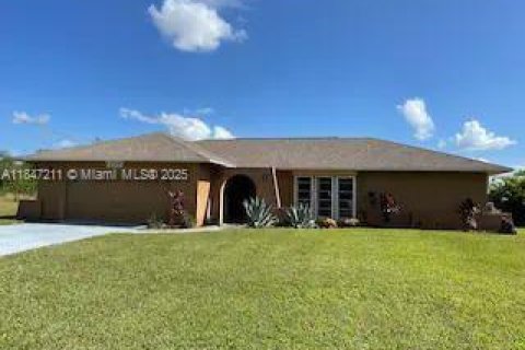 Casa en Cape Coral, Florida 3 dormitorios № 2022339
