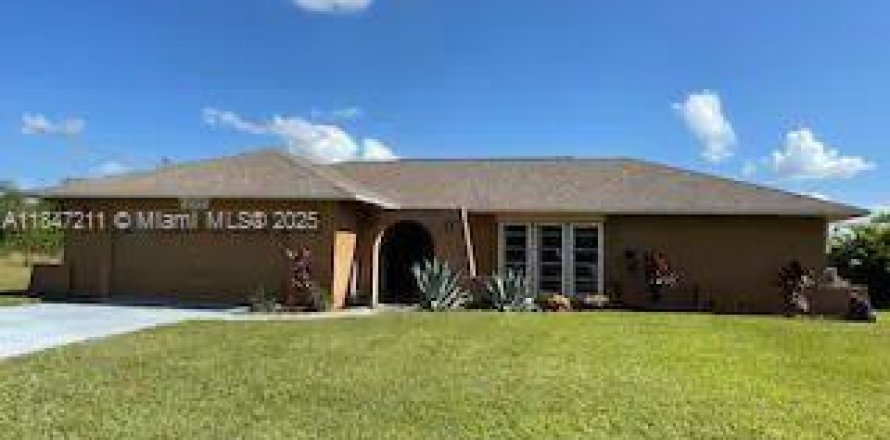 Casa en Cape Coral, Florida 3 dormitorios № 2022339