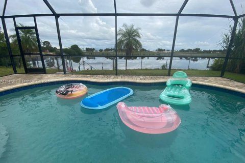 Casa en venta en Cape Coral, Florida, 3 dormitorios № 2022339 - foto 10